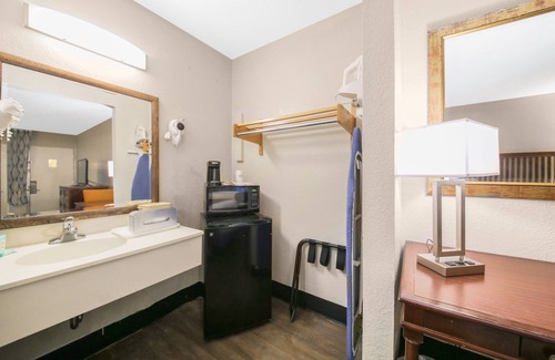 Daytona Beach Hotel | Comfortable Days Inn near Daytona Beach with Pool & Spa