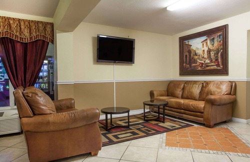 Daytona Beach Hotel | Comfortable Days Inn near Daytona Beach with Pool & Spa