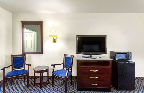 Delta Hotel | Relax at Days Inn by Wyndham Delta with Family-Friendly Amenities