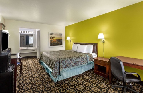 Delta Hotel | Relax at Days Inn by Wyndham Delta with Family-Friendly Amenities