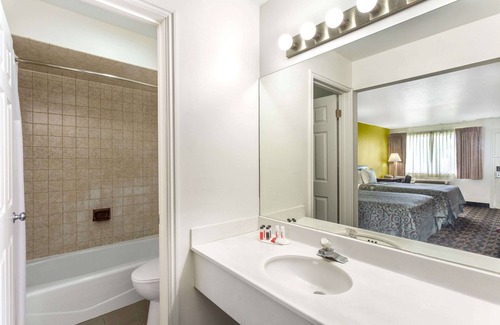 Delta Hotel | Relax at Days Inn by Wyndham Delta with Family-Friendly Amenities
