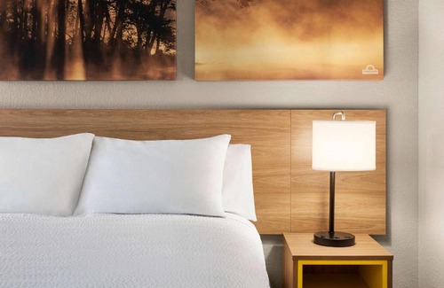 Demopolis Hotel | Comfortable Days Inn by Wyndham Demopolis with Pool & Pets