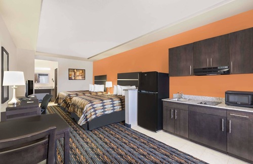 Dilley Hotel | Guest Rated Days Inn by Wyndham Dilley with Spa & Breakfast