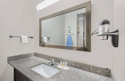 Dilley Hotel | Guest Rated Days Inn by Wyndham Dilley with Spa & Breakfast