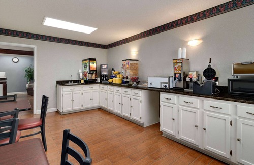 Dillon Hotel | Comfortable Days Inn by Wyndham Dillon with Pool & Breakfast