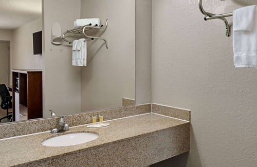 Dillon Hotel | Comfortable Days Inn by Wyndham Dillon with Pool & Breakfast