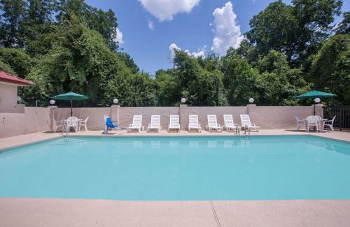 Dublin Hotel | Family-Friendly Days Inn by Wyndham Dublin GA with Pool