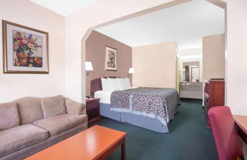Dublin Hotel | Family-Friendly Days Inn by Wyndham Dublin GA with Pool