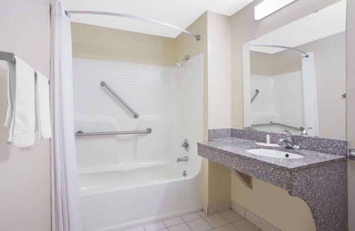 Dublin Hotel | Family-Friendly Days Inn by Wyndham Dublin GA with Pool