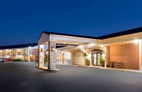 Dubuque Hotel | Comfortable Days Inn by Wyndham Dubuque with Pool & Breakfast