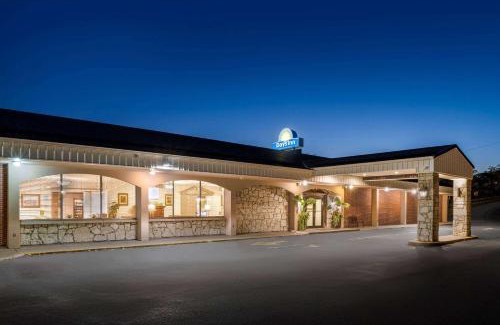 Dubuque Hotel | Comfortable Days Inn by Wyndham Dubuque with Pool & Breakfast