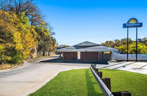 Dubuque Hotel | Comfortable Days Inn by Wyndham Dubuque with Pool & Breakfast