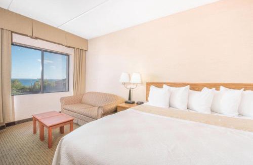 Endion Hotel | Pet-Friendly Days Inn by Wyndham Duluth Lakewalk Retreat