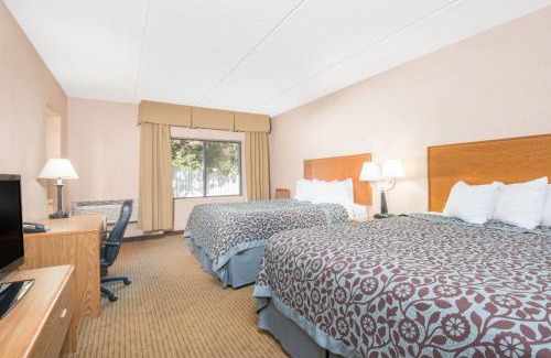 Endion Hotel | Pet-Friendly Days Inn by Wyndham Duluth Lakewalk Retreat