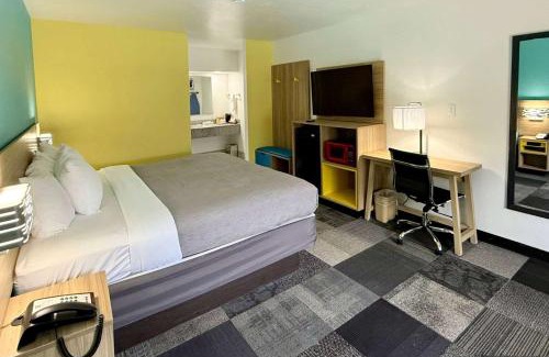 Niceville Hotel | Budget-Friendly Quality Inn Near Eglin AFB with Pool