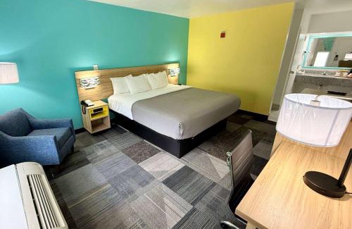 Niceville Hotel | Budget-Friendly Quality Inn Near Eglin AFB with Pool