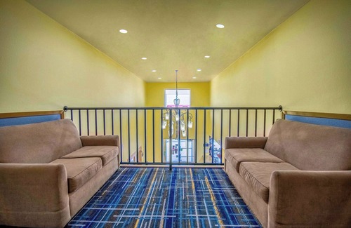 Evansdale Hotel | Convenient Days Inn by Wyndham with Pool & Breakfast