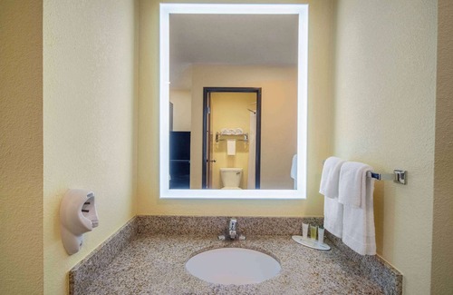 Evansdale Hotel | Convenient Days Inn by Wyndham with Pool & Breakfast