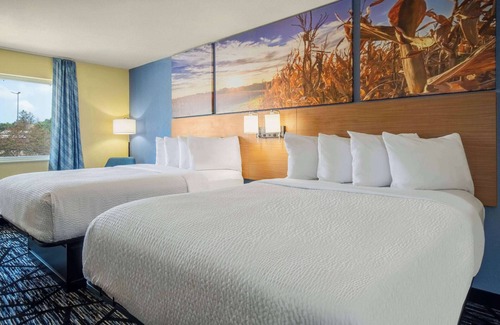Evansdale Hotel | Convenient Days Inn by Wyndham with Pool & Breakfast