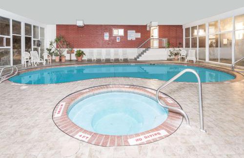 Evanston Hotel | Family-Friendly Days Inn with Pool & Hot Tub in Evanston