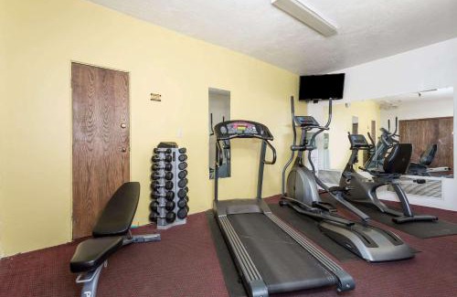 Evanston Hotel | Family-Friendly Days Inn with Pool & Hot Tub in Evanston