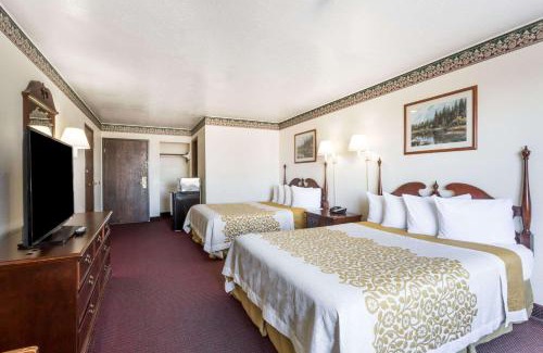 Evanston Hotel | Family-Friendly Days Inn with Pool & Hot Tub in Evanston
