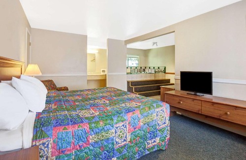 Murphys Corner Hotel | Pet-Friendly Days Inn by Wyndham Everett Awaits You!