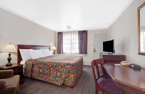 Murphys Corner Hotel | Pet-Friendly Days Inn by Wyndham Everett Awaits You!