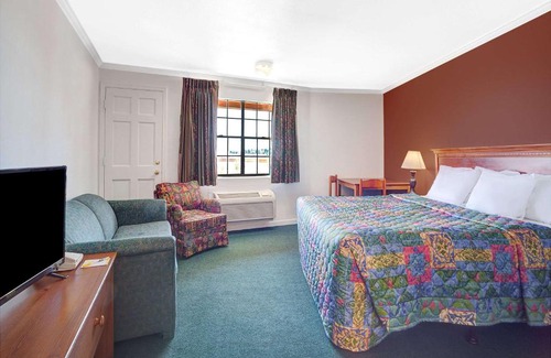 Murphys Corner Hotel | Pet-Friendly Days Inn by Wyndham Everett Awaits You!