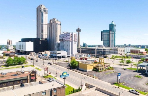 Fallsview Hotel | Oceanfront Days Inn by Wyndham Fallsview with Pool Access