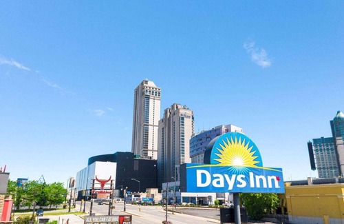 Fallsview Hotel | Oceanfront Days Inn by Wyndham Fallsview with Pool Access