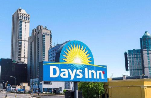 Fallsview Hotel | Oceanfront Days Inn by Wyndham Fallsview with Pool Access