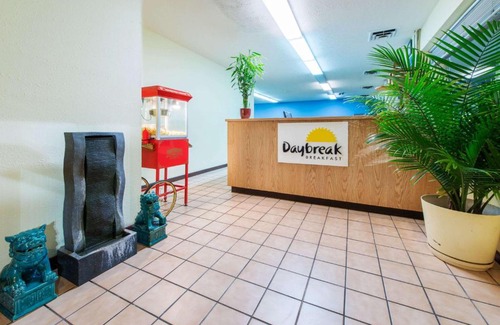 Frankfort Hotel | Budget-Friendly Days Inn by Wyndham Frankfort with Pool
