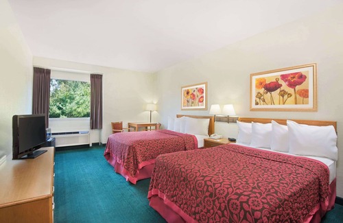 Fremont Hotel | Comfortable Days Inn by Wyndham Fremont with Pool & Breakfast