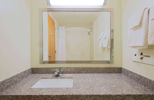Fremont Hotel | Comfortable Days Inn by Wyndham Fremont with Pool & Breakfast