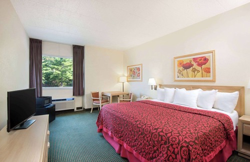 Fremont Hotel | Comfortable Days Inn by Wyndham Fremont with Pool & Breakfast