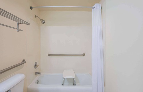 Fremont Hotel | Comfortable Days Inn by Wyndham Fremont with Pool & Breakfast