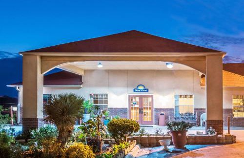 Gainesville Hotel | Convenient Days Inn by Wyndham Gainesville with Free Breakfast