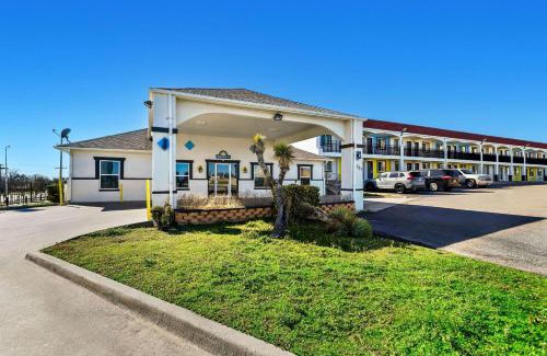Gainesville Hotel | Convenient Days Inn by Wyndham Gainesville with Free Breakfast