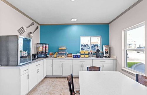 Gainesville Hotel | Budget-Friendly Retreat at Days Inn by Wyndham Gainesville
