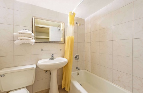Gainesville Hotel | Budget-Friendly Retreat at Days Inn by Wyndham Gainesville