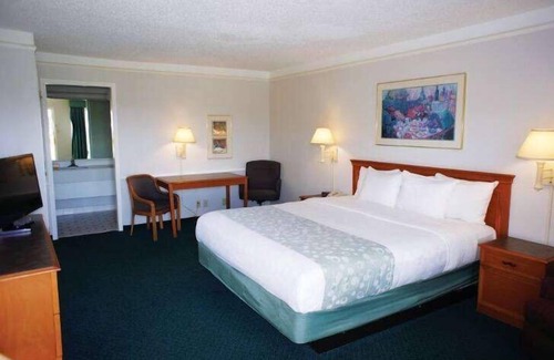 Georgetown Hotel | Budget-Friendly Days Inn by Wyndham Georgetown with Pool & Dining