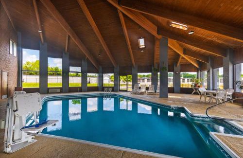 Glasgow Hotel | Pet-Friendly Days Inn by Wyndham Glasgow with Pool Access