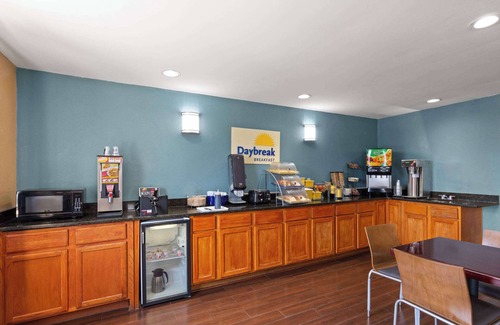 Glasgow Hotel | Comfortable Stay at Days Inn by Wyndham Glasgow with Pool
