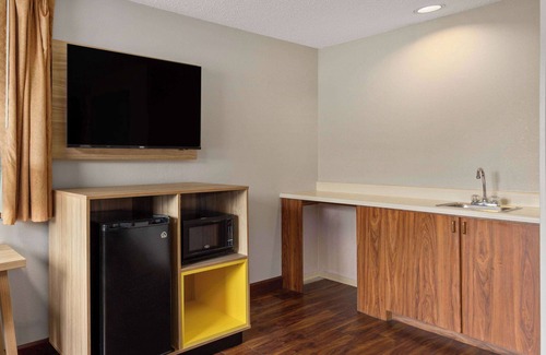 Glasgow Hotel | Comfortable Stay at Days Inn by Wyndham Glasgow with Pool