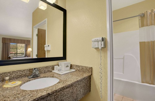 Globe Hotel | Convenient Days Inn by Wyndham Globe with Pool & Spa