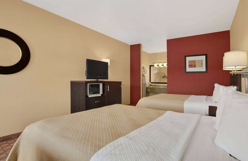 Globe Hotel | Convenient Days Inn by Wyndham Globe with Pool & Spa