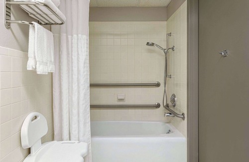Grand Island Hotel | Convenient Days Inn by Wyndham Grand Island I-80 with Kitchen
