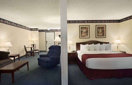 Grayling Hotel | Relax at Days Inn by Wyndham Grayling with Pool & Spa
