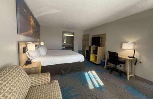 Hannibal Hotel | Budget-Friendly Days Inn by Wyndham Hannibal with Pool
